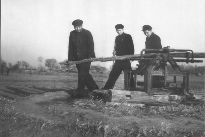 1954年，毛澤東在順義縣農(nóng)村視察。