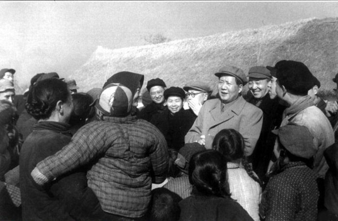 1955年，毛澤東在南京郊區(qū)饒辰鄉(xiāng)十月農(nóng)業(yè)合作社和群眾交談。
