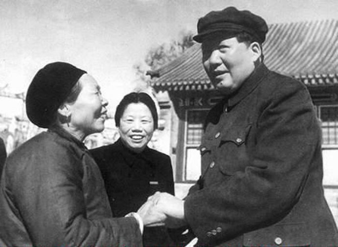 1954年，毛澤東接見抗美援朝英雄黃繼光的母親鄧芳芝。