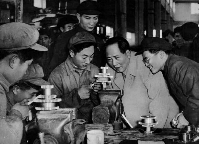 1956年，毛主席在天津視察工廠。