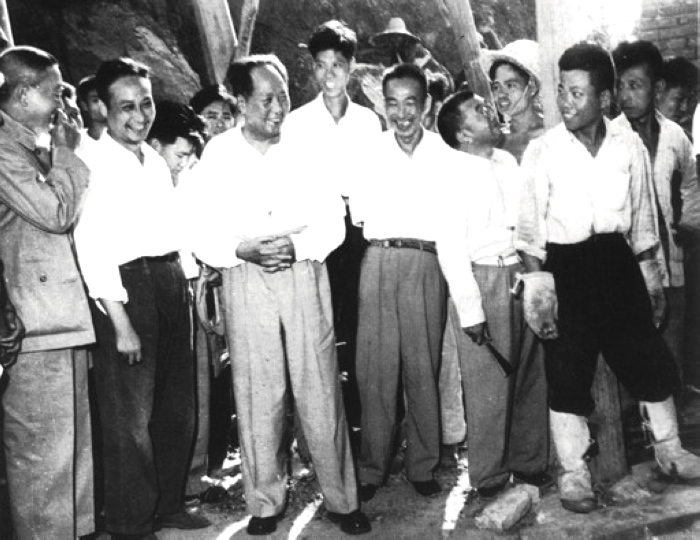 1958年，毛主席在湖北視察武昌第一紗廠(現(xiàn)武漢國(guó)棉六廠)。