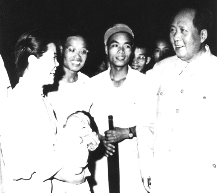 1957年，毛主席在湖北武漢長(zhǎng)江大橋上與群眾交談。