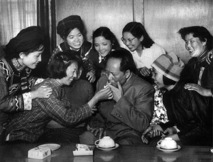 1957年，毛澤東和中國(guó)新民主主義青年團(tuán)第三次全國(guó)代表大會(huì)的“三大”代表在一起。攝影：洪克