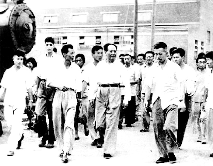 1958年，毛主席在湖北視察武漢重型機(jī)床廠。