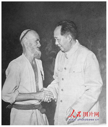 1958年，毛澤東和維吾爾族老人庫(kù)爾班·吐魯木親切握手。