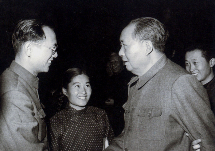 1965年，毛主席在北京與生物化學(xué)家彭加木親切握手交談。攝影：錢嗣杰