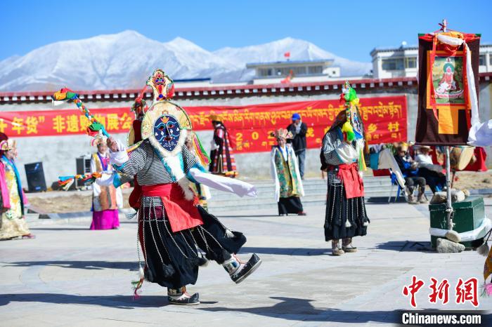 圖為藏戲非遺展演現(xiàn)場(chǎng)?！∝暩聛硭?攝